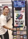 ロックフェス開催に向けて米子市内の店舗でポスターの掲示などに励む山本浩貴さん＝米子市角盤町４丁目、ＴＳＵＴＡＹＡ角盤町店