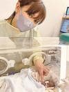 先に退院した梨紗子さん。記念に２人で写真を撮った（森梨紗子さん提供）