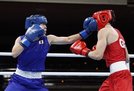 女子フェザー級準決勝　１回、英国選手（右）を攻める入江聖奈＝両国国技館