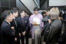 式典会場で談笑する出席者＝松江市学園南１丁目、くにびきメッセ