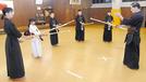 メンバーとともに、指導者の渡久夫さん（右端）の話を聞く河島雅樹さん（左から３人目）＝米子市糀町１丁目、市営武道館