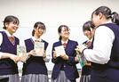 完成した商品を手に語り合う松江農林高校の生徒たち＝松江市乃木福富町、同校