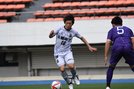 後半４分、ＦＣ神楽しまねのＭＦ高畑智也（左）がドリブルで攻め込み、今季チーム初となるゴールを決めた＝駒沢オリンピック公園総合運動場陸上競技場（東京都世田谷区）