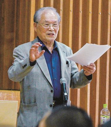 島根中央高校の校歌について講演する洲浜昌三さん=島根県川本町川本、同校