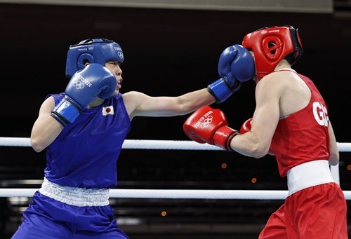 女子フェザー級準決勝　１回、英国選手（右）を攻める入江聖奈＝両国国技館