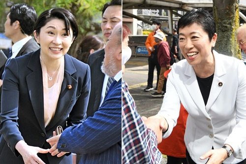 有権者と握手を交わす辻元清美代表代行（右）、小渕優子選挙対策委員長＝いずれも松江市殿町
