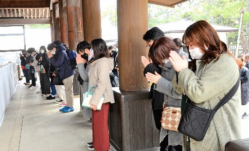 出雲大社の拝殿前で手を合わせ、ことし1年の安全や健康を願う初詣客。社務所によると元日の人出は新型コロナウイルス禍前に近づく20万人となった=出雲市大社町杵築東