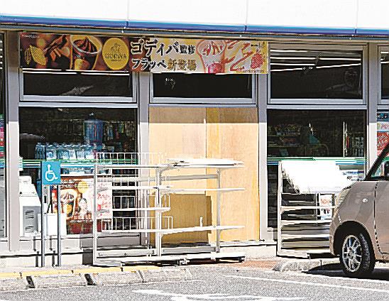 軽自動車が突っ込みベニヤ板でふさがれたコンビニエンスストア＝９日午後２時４０分ごろ、鳥取県伯耆町溝口、ファミリーマート伯耆溝口店