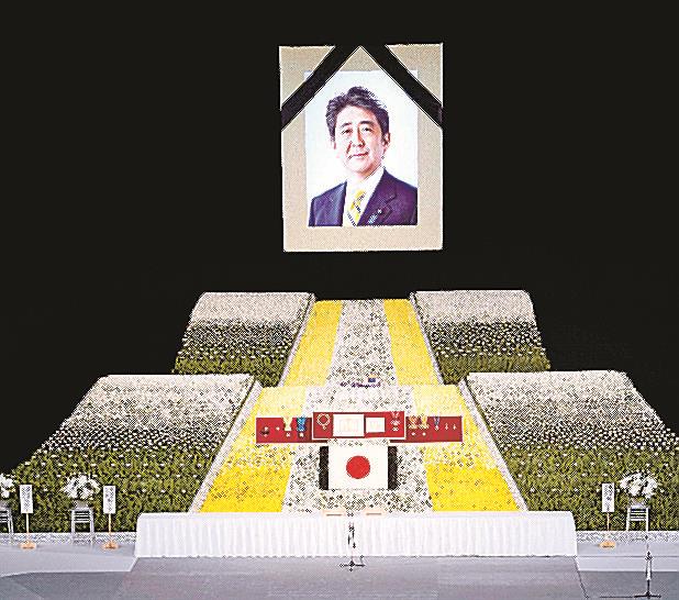 安倍元首相の国葬の式壇＝２０２２年９月、東京都千代田区の日本武道館