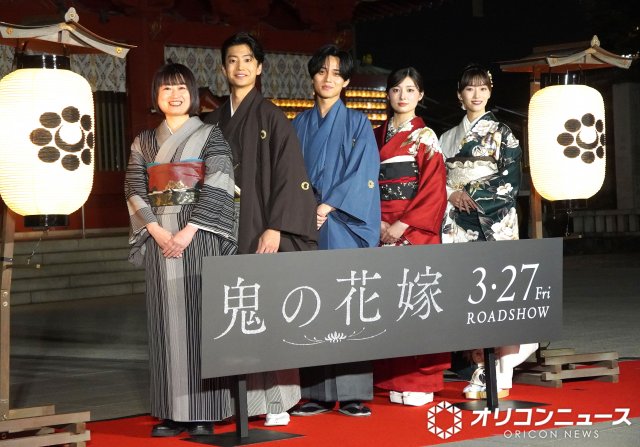 和装で登場した(左から)池田千尋監督、伊藤健太郎、永瀬廉、吉川愛、片岡凜 (C)ORICON NewS inc.