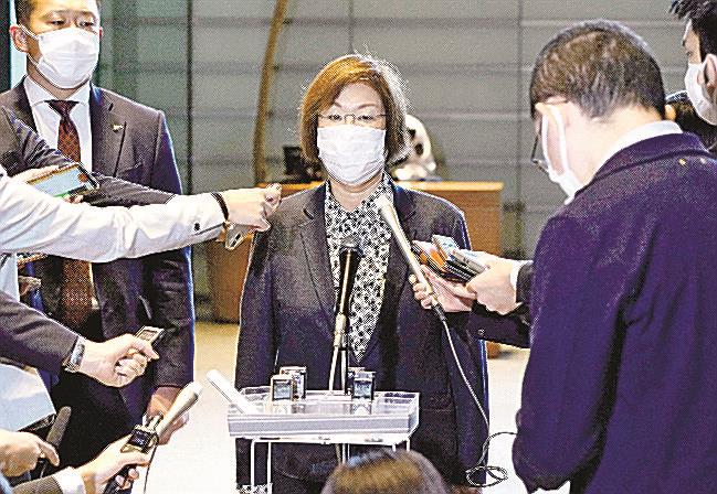 旧統一教会問題で岸田首相と協議後、記者団の取材に応じる永岡文科相＝１７日日午前、首相官邸