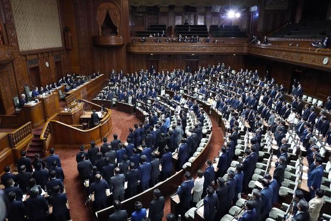 ６０年を超える原発の運転延長を可能にする束ね法案「ＧＸ脱炭素電源法案」を可決した衆院本会議＝４月