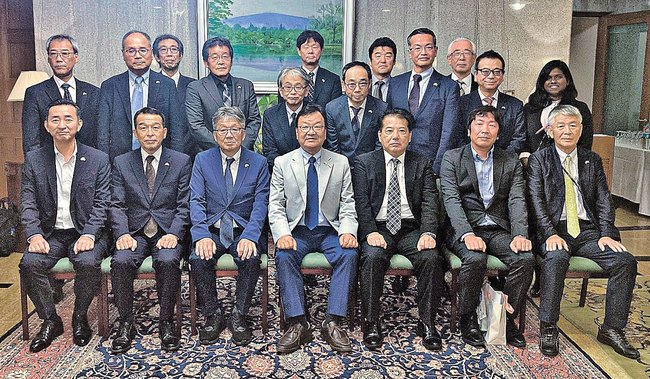 高橋宗生総領事（前列左から５人目）を訪問したインド経済視察団＝１７日夜、チェンナイの日本総領事館