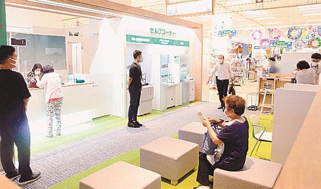 移転オープンした島根銀行大田支店を利用する市民＝大田市長久町、イオン大田店内