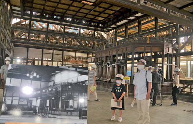 ＪＲ旧大社駅の駅舎内部を見学する来場者。手前は昭和初期の内部写真＝出雲市大社町北荒木