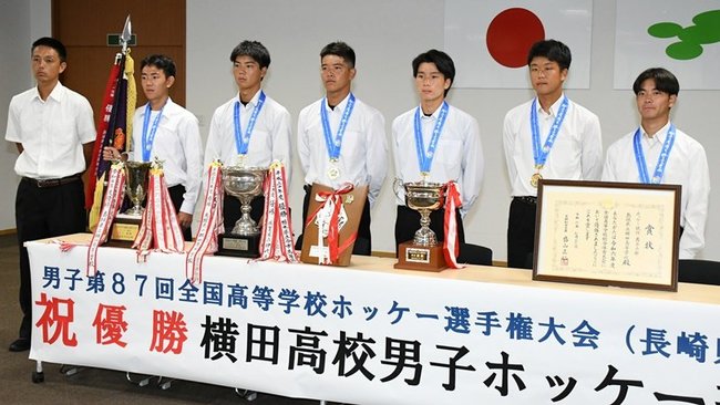優勝を報告し、記念撮影する横田高校ホッケー部の選手たち＝島根県奥出雲町三成、町役場仁多庁舎