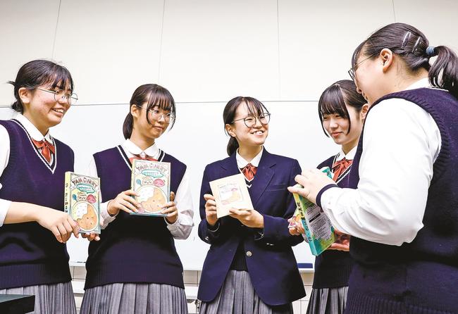 完成した商品を手に語り合う松江農林高校の生徒たち＝松江市乃木福富町、同校