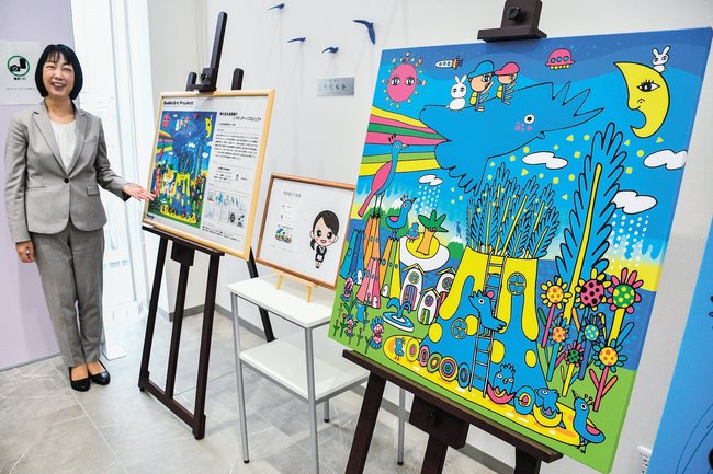 「青い鳥」をテーマにした作品を紹介する行員＝鳥取市千代水４丁目、鳥取銀行鳥取西支店