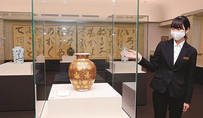 「金らむ手津本」（中央）などの名品が並ぶ魯山人館＝安来市古川町、足立美術館
