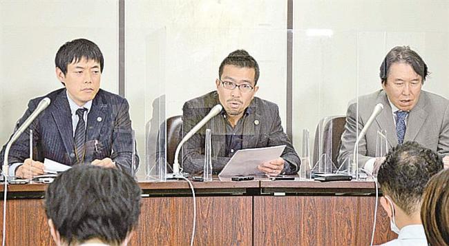 旧統一教会問題を巡る被害者救済新法について記者会見する全国霊感商法対策弁護士連絡会の川井康雄弁護士（中央）ら＝２９日午後、東京・霞が関の司法記者クラブ