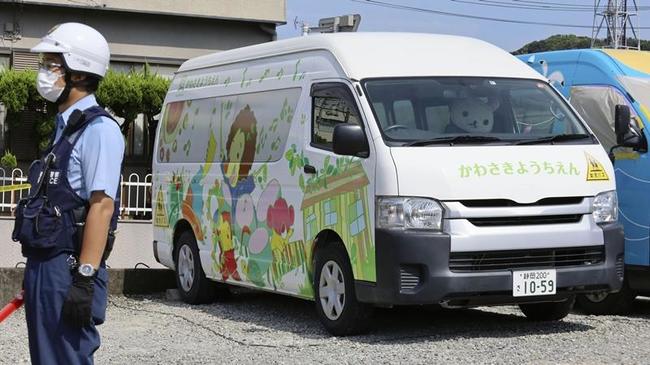 実験のため、事件当日に駐車した場所に移された通園バス＝１４日、静岡県牧之原市
