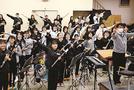 定期演奏会へ向け練習に励む部員たち＝江津市渡津町、石見智翠館高校