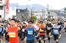 号砲とともに一斉に走り出すランナー＝松江市学園南１丁目
