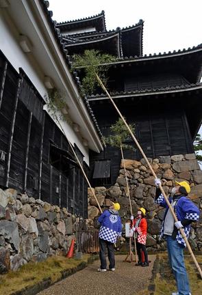 １１日に行われた師走恒例の松江城すす払い。大掃除の時期が近づいた＝松江市殿町