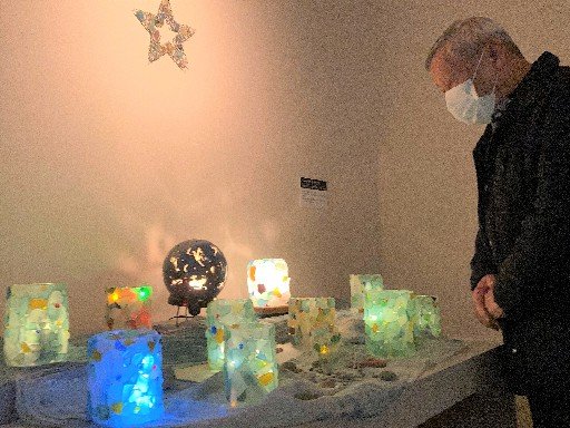 シーグラスの作品を眺める来場者＝浜田市三隅町古市場、石正美術館