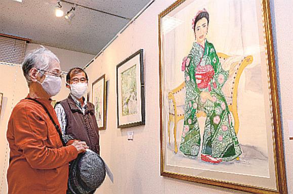 ３０号のキャンバスに描かれた水彩画に見入る来場者（左）＝松江市東朝日町、中国電力ふれあいホール