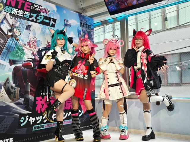 1日店長を務めたコスプレイヤー4名（左から、たっぷりめろこ、めでぃ、あのねのあ、あまねひな）