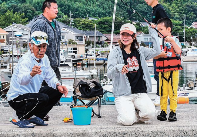 防波堤で魚を釣り上げる参加者＝浜田市長浜町
