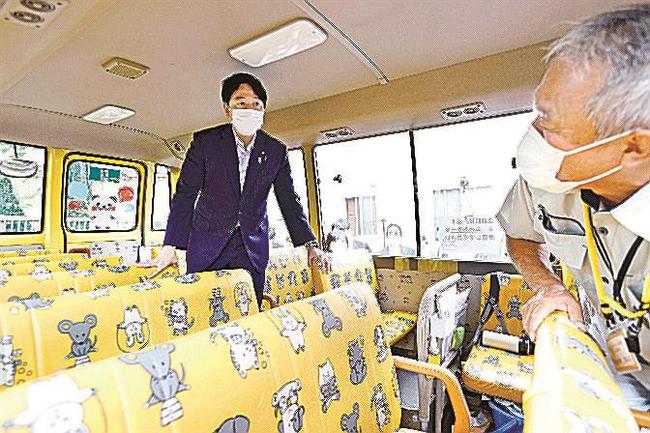 幼稚園の通園バスを視察する小倉将信こども政策相（左）＝９月１５日、東京都江戸川区の「東一の江幼稚園」