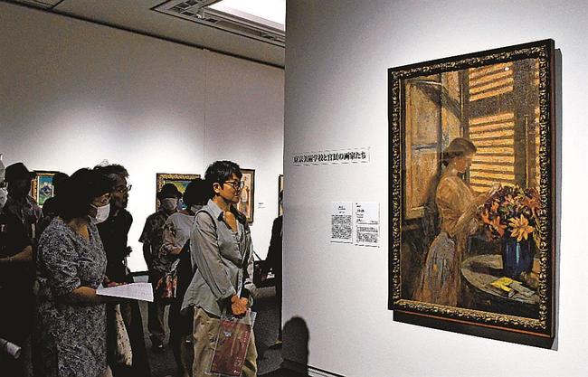 熱心に作品を鑑賞する来場者＝松江市袖師町、島根県立美術館