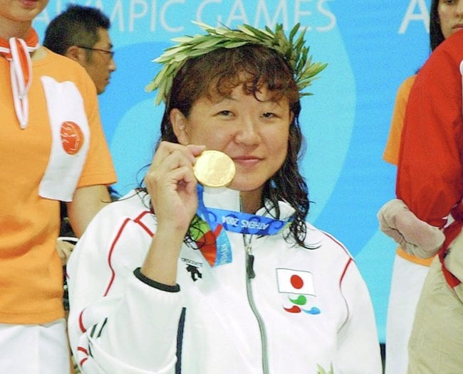 2004年アテネパラリンピックで金メダルを獲得してほほ笑む成田真由美さん