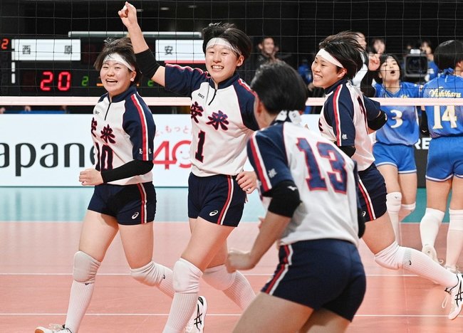 【女子１回戦・安来－西原】第２セット、ポイントを決めて喜ぶ安来の選手＝東京体育館