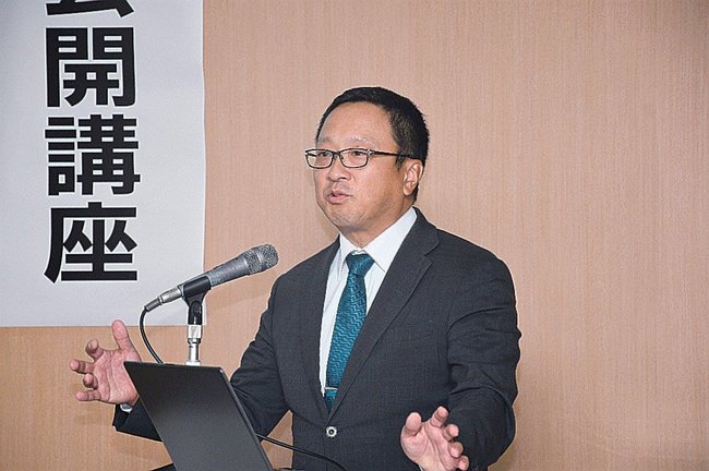 糖尿病によりリスクが高まる肝疾患について解説する金﨑啓造診療科長=出雲市塩冶町、島根大医学部付属病院