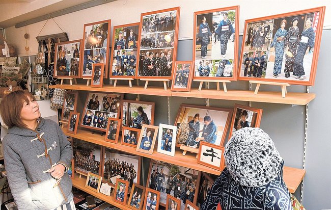 弓浜絣の着こなしを収めた写真を紹介する池信由美子さん＝米子市茶町、ブリコラージュ