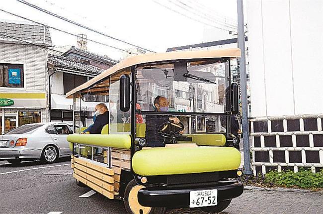 新型の電動カートに試乗し、松江観光を楽しむ乗客＝松江市末次町京店、カラコロ広場前