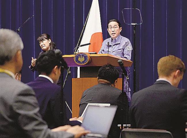 年頭の記者会見をする岸田首相＝４日午後、首相官邸