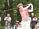 １番でティーショットを放つ李知姫＝大山平原ゴルフクラブ