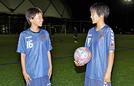 お互いのプレーについて話す木地本菜月さん（右）と原美埜里さん＝出雲市矢野町、出雲健康公園