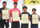 男子学校対抗で２位に入った島根中央の吉村颯人主将（左から２人目）と､３位に入った出雲農林の石原里海主将（同３人目）