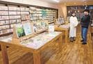 リニューアルした書店を使ったイベントを計画する小村将史さん（右）と優衣さん＝出雲市平田町、小村書店