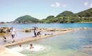 開設中の大芦海水浴場で遊ぶ家族＝松江市島根町大芦