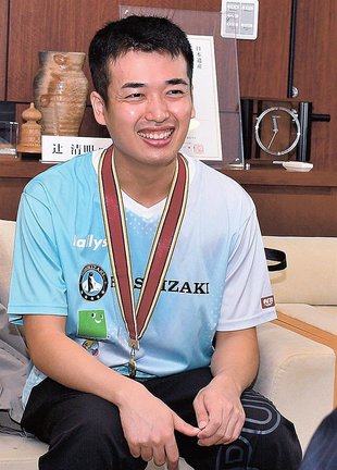 優勝を報告する川本健太選手=雲南市木次町里方、市役所