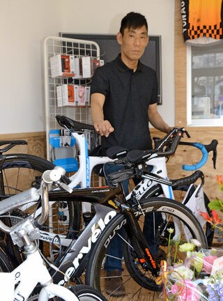 起業し、夢のサイクルショップを開店させる金沢純さん＝鳥取県江府町江尾