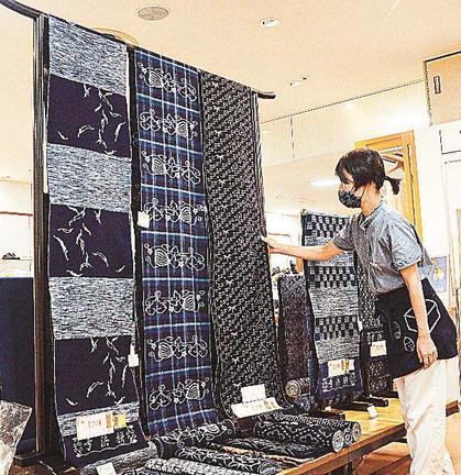 さまざまな模様が施された弓浜絣の反物＝米子市西福原２丁目、米子しんまち天満屋