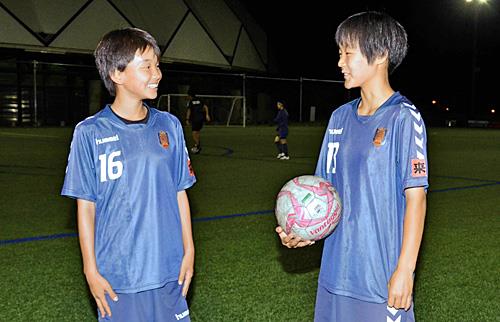お互いのプレーについて話す木地本菜月さん（右）と原美埜里さん＝出雲市矢野町、出雲健康公園
