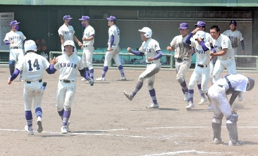 サヨナラ勝ちに喜ぶ米子松蔭野球部＝米子市車尾、どらドラパーク米子市民球場
